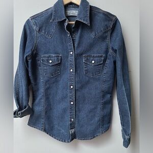 Levi’s Denim Shirt- Classic button down with stretch M